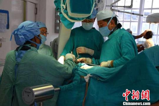 中国首支赴尼医疗队帐篷医院开诊当日诊治伤员85人